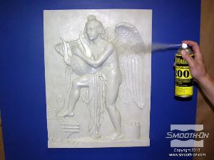 לחיצה להגדלת תמונה בתחילת התהליך מרססים חומר הפרדה לתבנית סיליקון Ease Release® 200 על המודל המקורי.