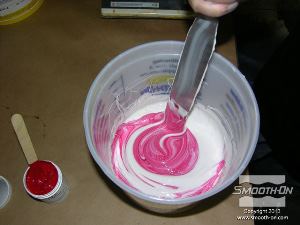 לחיצה להגדלת תמונה מערבבים ביסודיות את הסיליקון Mold Max® Stroke עם הצבע.