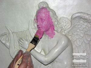 לחיצה להגדלת תמונה מתחילים למרוח את הסיליקון Mold Max® Stroke להכנת התבנית.