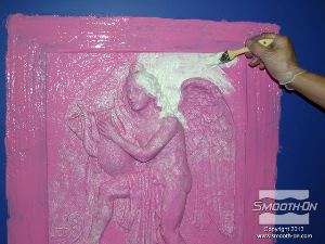 לחיצה להגדלת תמונה לאחר שמסיימים למרוח את השכבה הראשונה, מחכים כ-45 דקות עד שהסיליקון Mold Max® Stroke הופך לדביק (Tacky) לפני שמתחילים למרוח את השכבה השניה של סיליקון Mold Max® Stroke. אין צורך לצבוע את השכבה השניה כי החומר הוא לבן ויהיה קל לראות אילו איזורים במודל מכוסים 