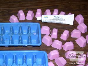 לחיצה להגדלת תמונה טיפ: אפשר ליצוק סיליקון Mold Max®  לתבנית של קוביות קרח כדי ליצור מפתחות נעילה שיעזרו לתבנית הסיליקון להנעל במעיל התמיכה.