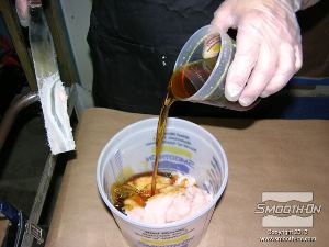 לחיצה להגדלת תמונה מערבבים את הבסיס והמקשה של הפוליאוריתן למריחה Plasti-Paste® ביחס ערבוב 1A:2B לפי נפח.