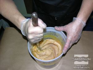 לחיצה להגדלת תמונה מערבבים ביסודיות את מרכיבי הפוליאוריתן Plasti-Paste®. מקפידים לגרד את החומר בתחתית מיכל הערבוב ובצדדיו מפעם לפעם.