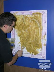 לחיצה להגדלת תמונה מכסים את כל שטח תבנית הסיליקון Mold Max® Stroke® בפוליאוריתן Plasti-Paste®. חשוב: זמן העבודה של פוליאורתן Plasti-Paste הוא 8-10 דקות. אין צורך להכין את כל כמות החומר במנה אחת אלא להכין כל פעם כמות קטנה ולמרוח.