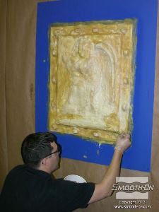 לחיצה להגדלת תמונה מערבבים ומורחים עוד פוליאורטן Plasti-Paste לפי הצורך. חשוב למרוח את החומר מעבר לגבולות תבנית הסיליקון Mold Max® Stroke®.