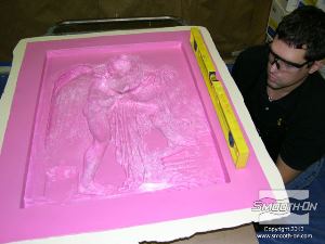 לחיצה להגדלת תמונה לאחד שתבנית הסיליקון Mold Max® Stroke יושבת כראוי במעיל התמיכה מ פוליאוריתן קשיח Plasti-Paste, מפלסים את התבנית בשני הצירים שלה.