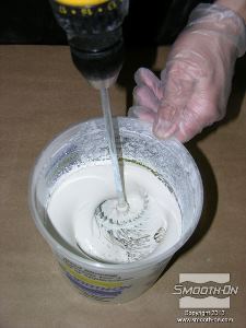 לחיצה להגדלת תמונה מערבבים את החומרים היטב. מדי פעם עוצרים ומגרדים את החומר מדפנות המיכל ומהתחתית.