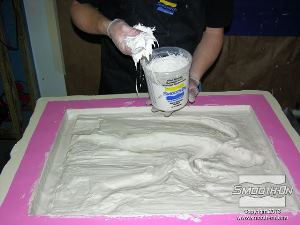 לחיצה להגדלת תמונה לאחר שמספיגים את סיבי הזכוכית בחומר, ניתן להתחיל בשיכוב ידני שלהם בשכבת גבס מחוזק duoMatrix® NEO הראשונה.