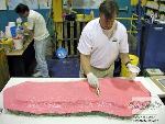 מורחים על כל המשטח חומר אטימה Sonite Wax שימנע ממעיל התמיכה להדבק לתבנית הפוליאוריתן Brush-On® 40.