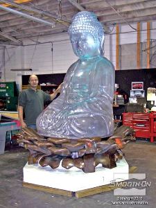 לחיצה להגדלת תמונה יציקות ה פוליאוריתן קשיח שקוף קריסטלי Crystal Clear מורכבות לגמרי. פסל הבודהה יושב על פרח לוטוס שהוכן ביציקת 'מתכת קרה' מפוליאוריתן קשיח Smooth-Cast.