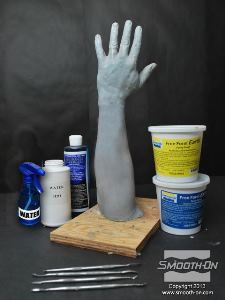 לחיצה להגדלת תמונה עבור פרוייקט זה משתמשים ביד שהועתקה בתור הבסיס עליו מפסלים על בצק האפוקסי Free Form® Earth.