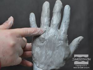 לחיצה להגדלת תמונה בעזרת שילוב של מים ועוד מעט בצק אפוקסי Free Form® Earth ממשיכים להוסיף חומר ולהחליק אותו על גבי מודל היד.