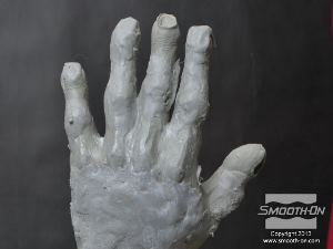 לחיצה להגדלת תמונה בצק האפוקסי מציג את הפרטים שפוסלו בו בעזרת כלי הפיסול.