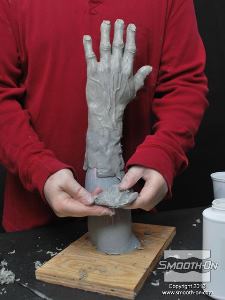 לחיצה להגדלת תמונה מערבבים עוד בצק אפוקסי Free Form® Earth ומוסיפים על הגבי מודל היד. 