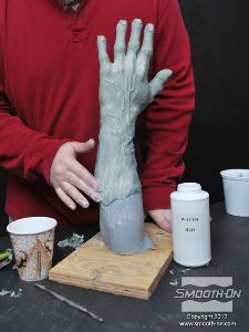 לחיצה להגדלת תמונה שוב משתמשים במים פשוטים כדי להחליק את בצק האפוקסי Free Form® Earth ולהעלים את התפרים.