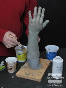 לחיצה להגדלת תמונה קיים מגוון כלים רחב שניתן לעבד בעזרתם את בצק האפוקסי Free Form® Earth לכל צורה רצוייה.