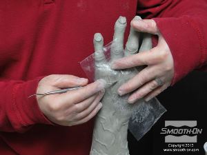 לחיצה להגדלת תמונה עושים פרטים נוספים בעזרת נייר צלופן באותה השיטה.