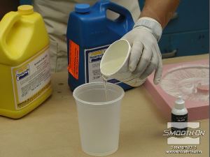 לחיצה להגדלת תמונה עבור היציקה, משתמשים  ב פוליאוריתן קשיח מהיר ליציקה Smooth-Cast ®300. מודדים את המקשה (Part B) ושופכים אותו אל מיכל הערבוב.