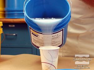 לחיצה להגדלת תמונה מודדים כמות שווה לפי נפח של מקשה הסיליקון למריחה Dragon Skin® 10 FAST.