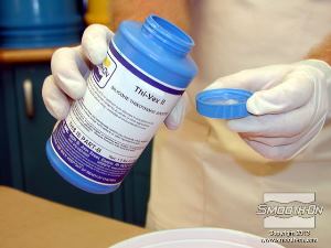 לחיצה להגדלת תמונה מוסיפים לסיליקון Dragon Skin כמות קטנה של חומר מסמיך THI-VEX® II, כדי לסייע לחומר להשאר על משטח אנכי.