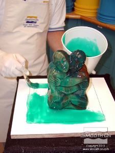 לחיצה להגדלת תמונה שכבה ראשונה - שכבה זו, המכונה גם שכבת העתקת הפרטים צריכה להיות דקה כדי למנוע לכידה של בועות אוויר וכדי שהסיליקון Dragon Skin® 10 FAST יעתיק את כל פרטי המודל בצורה אידיאלית.