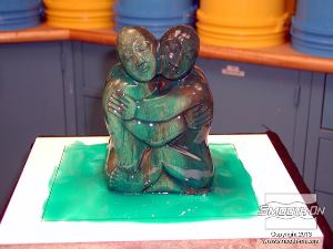 לחיצה להגדלת תמונה מורחים את הסיליקון Dragon Skin® 10 FAST הסמיך על כל המודל, גם על לוח הבסיס, כדי ליצור פלאנג' (Flange - בסיס רחב לתבנית הסיליקון שיעזור בנעילתה במעיל התמיכה בהמשך) עד מרחק של כ8 ס