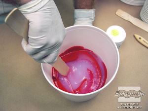 לחיצה להגדלת תמונה מודדים ומערבבים שכבה שלישית של סיליקון Dragon Skin® 10 FAST.