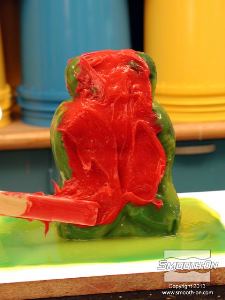 לחיצה להגדלת תמונה על ידי שימוש בסיליקון סמיך בהרבה ניתן לבנות את עובי התבנית בהירות רבה יותר. מורחים את הסיליקון Dragon Skin על השכבה הקודמת בעזרת מקל ארטיק.