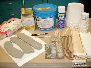 לחיצה להגדלת תמונה מכינים את החומרים והכלים שישמשו בהכנת מעיל התמיכה.