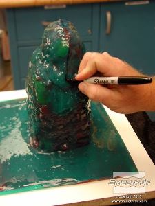 לחיצה להגדלת תמונה מעיל התמיכה לתבנית זו יהיה מורכב משני חלקים. מתחילים בתכנון קו התפר של מעיל התמיכה כך שלא תיווצר נעילה מכאנית של התבנית במעיל.