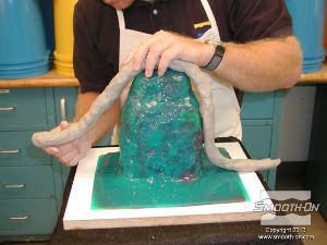 לחיצה להגדלת תמונה בעזרת חימר על בסיס מים LBT/NSP, יוצרים מחיצה לאורך קו ההפרדה שסימנו. מטרת מחיצת החימר היא להפריד בין שני חצאי מעיל התמיכה. מורחים על כל איזורי המודל, לוח הבסיס והחימר שיבואו במגע עם ה פוליאוריתן קשיח Plasti-Paste במגע, חומר הפרדה Sonite® Wax של Smooth-On.