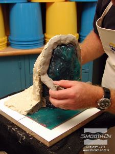 לחיצה להגדלת תמונה לאחר שחצי מעיל התמיכה מפוליאוריתן  Plasti-Paste® מתמצק לגמרי (כ-90 דקות), מסירים את מחיצת החימר LBT/NSP, כדי להתחיל להכין את חצי מעיל התמיכה השני.