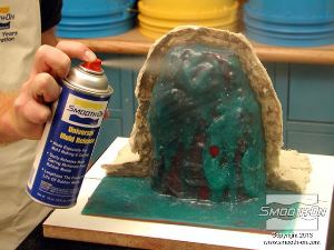 לחיצה להגדלת תמונה לאחר שמורחים את חומר ההפרדה Sontie Wax מרססים גם חומר הפרדה Universal Mold Release.