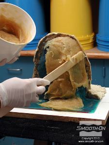 לחיצה להגדלת תמונה מוסיפים למעיל התמיכה פוליאוריטן  Plasti-Paste®  עד שמגיעים לעובי של כ-1 ס