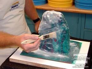 לחיצה להגדלת תמונה אבקת הטלק מורידה את החיכוך על פני השטח של תבנית הסיליקון Dragon Skin® 10 FAST ותקל על חליצת המודל המקורי.