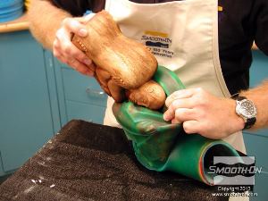 לחיצה להגדלת תמונה ממשיכים לגלול את תבנית הסיליקון Dragon Skin® 10 FAST על עצמה. סיליקון Dragon Skin® 10 FAST הוא רך וגמיש מספיק כדי שיהיה אפשר להפוך אותו לגמרי, כמו כפפה.