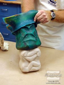 לחיצה להגדלת תמונה לאחר שהפוליאוריתן Smooth-Cast® 300  מתמצק (כ-10 דקות) אפשר להוריד את תבנית הסיליקון Dragon Skin מהיציקה.