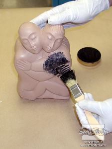 לחיצה להגדלת תמונה במקרה זה, מורחים משחת נעליים שחורה על יציקת הפוליאורטן Smooth-Cast® 300 .