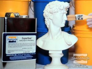 לחיצה להגדלת תמונה מורחים על המודל חומר אטימה SuperSeal כיוון שהוא עשוי מפלסטיק פורוזיבי. חומר האטימה מבטיח שהסיליקון לא יכנס לנקבוביות במודל וינעל מכאנית.