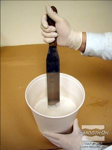 לחיצה להגדלת תמונה מערבבים ביסודיות את הבסיס והמקשה של הסיליקון ליציקה.