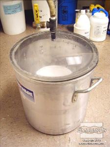 לחיצה להגדלת תמונה תא הואקום שואב מהסיליקון ליציקה אוויר שנכנס לחומר בתהליך הערבוב.