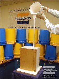 לחיצה להגדלת תמונה יוצקים למסגרת העץ את ה סיליקון להכנת התבנית. שופכים את הסיליקון לנקודה אחת בתחתית התבנית ומניחים לו לעלות על המודל בעצמו.