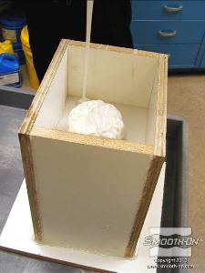 לחיצה להגדלת תמונה החומר מפלס את עצמו ומכסה את המודל, מה שמסלק את האוויר ומונע את לכידתו בצורת בועות בתבנית.