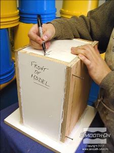 לחיצה להגדלת תמונה לאחר שהסיליקון ליציקה התמצק לגמרי, מסמנים את חלק התבנית הקדמי כדי לא לחתוך את הצד הלא נכון בטעות.