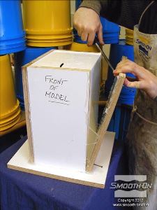 לחיצה להגדלת תמונה מסירים את מסגרת לוחות העץ.