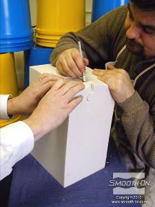 לחיצה להגדלת תמונה מומלץ להעזר באדם נוסף שיחזיק את התבנית פתוחה בזמן החיתוך כדי להקל מאוד על התהליך.