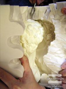 לחיצה להגדלת תמונה חולצים את המודל המקורי מתבנית הסיליקון.