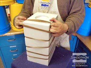 לחיצה להגדלת תמונה מאבטחים את התבנית בעזרת גומיות דואר כדי להבטח שהתפר סגור כהלכה.