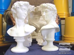 לחיצה להגדלת תמונה חולצים את יציקת הפוליאוריתן הקשיח Smooth Cast® 300 מהתבנית. היציקה היא העתק מושלם של המודל המקורי!