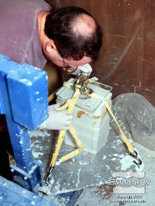 לחיצה להגדלת תמונה מאבטחים את תבנית הסיליקון במכונת היציקה בסיבוב בעזרת רצועות ניתנות להתאמה (ראצ'טים).